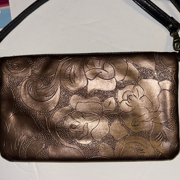 GiGi HILL BRONZE COLORED CROSSBODY OR WRISTLET
HAS BOTH STRAPS
VEGAN LEATHER - Picture 2 of 8
